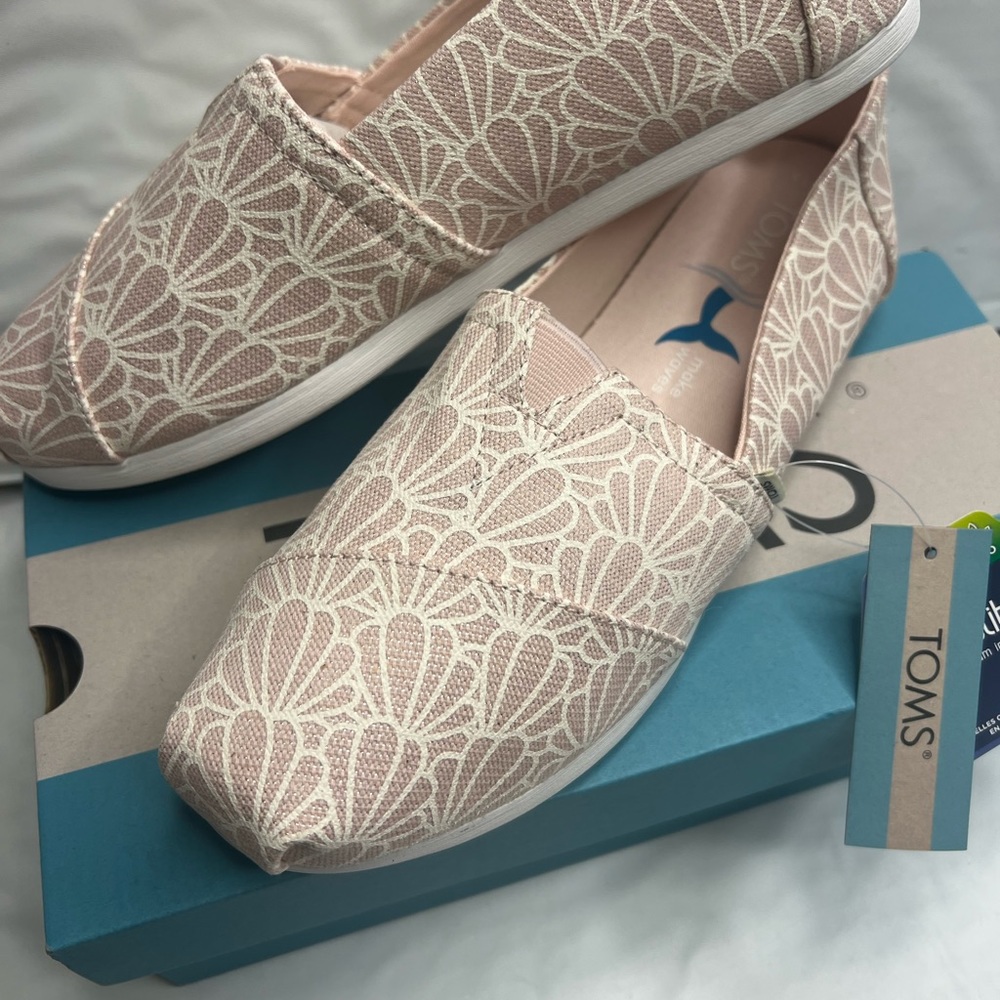 Toms Womens Alpargatas Peony Foil Seashell Print Size 7,5
New with tags and box